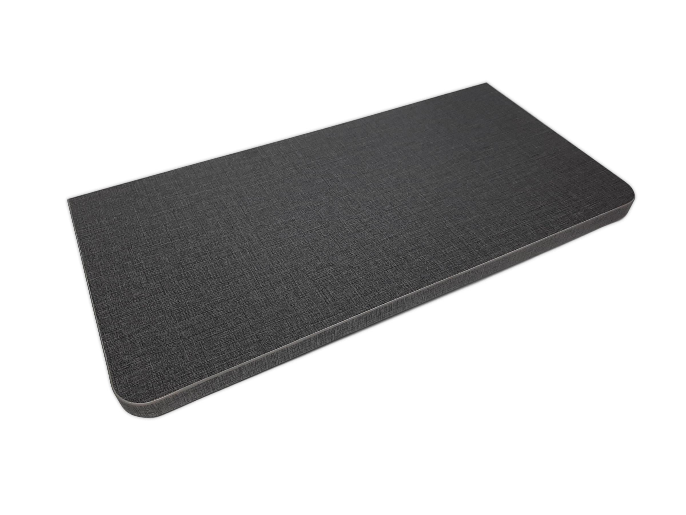 מדף עץ בציפוי פורמייקה עם דוגמת יוטה ופינות עגולות